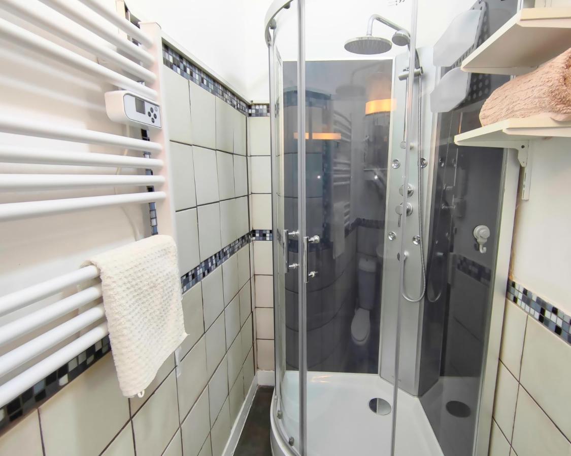 Number 22 - Le Dorat - Apartment One With Garden & Free Parking Exterior photo